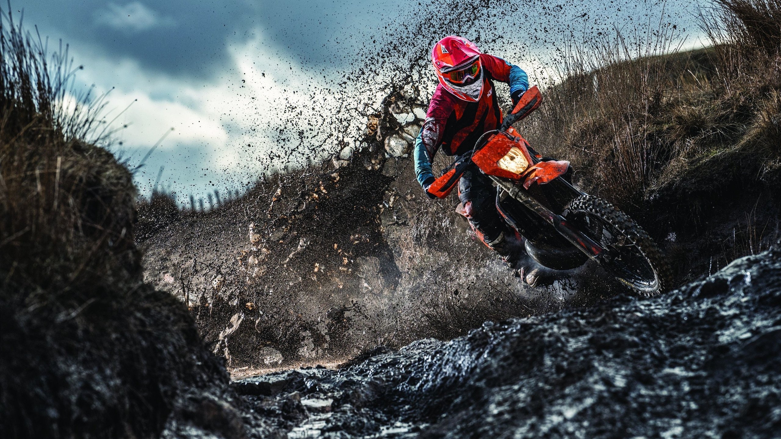 城市极限洞穴探秘，黑暗中挑战自我极限，城市极限运动